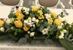Aranjament prezidiu masa mirilor trandafiri galbeni si frezii albe