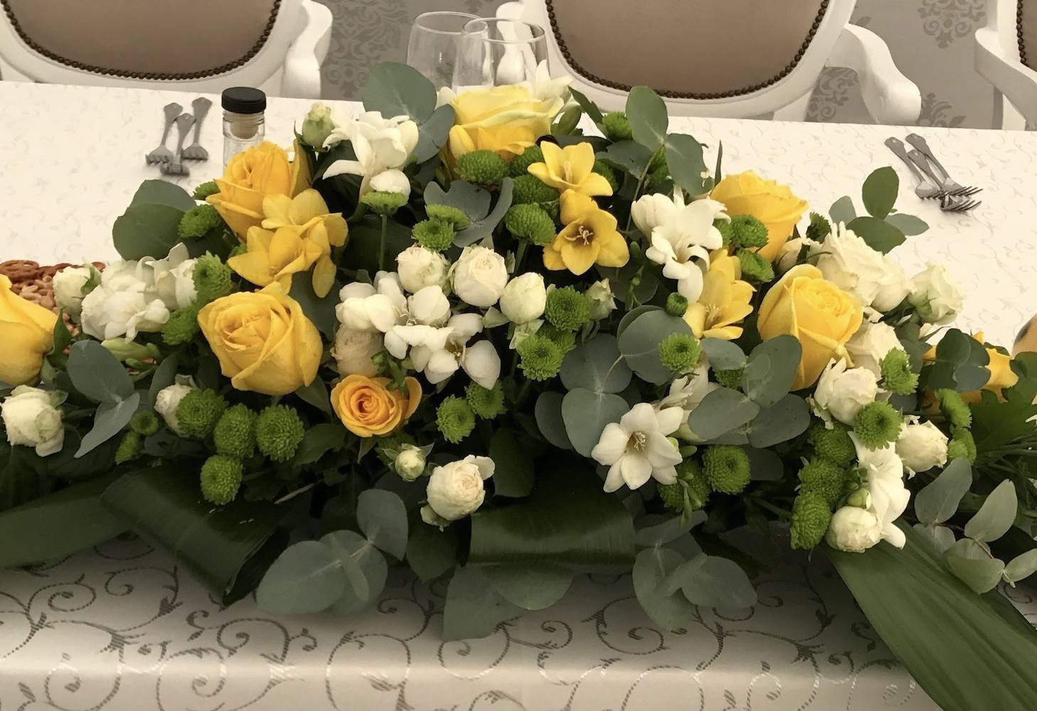 Aranjament prezidiu masa mirilor trandafiri galbeni si frezii albe