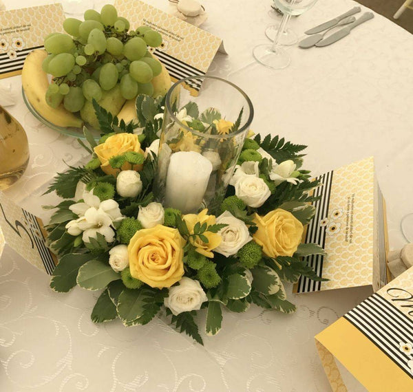 Aranjament masa nunta invitati trandafiri galbeni si frezii albe