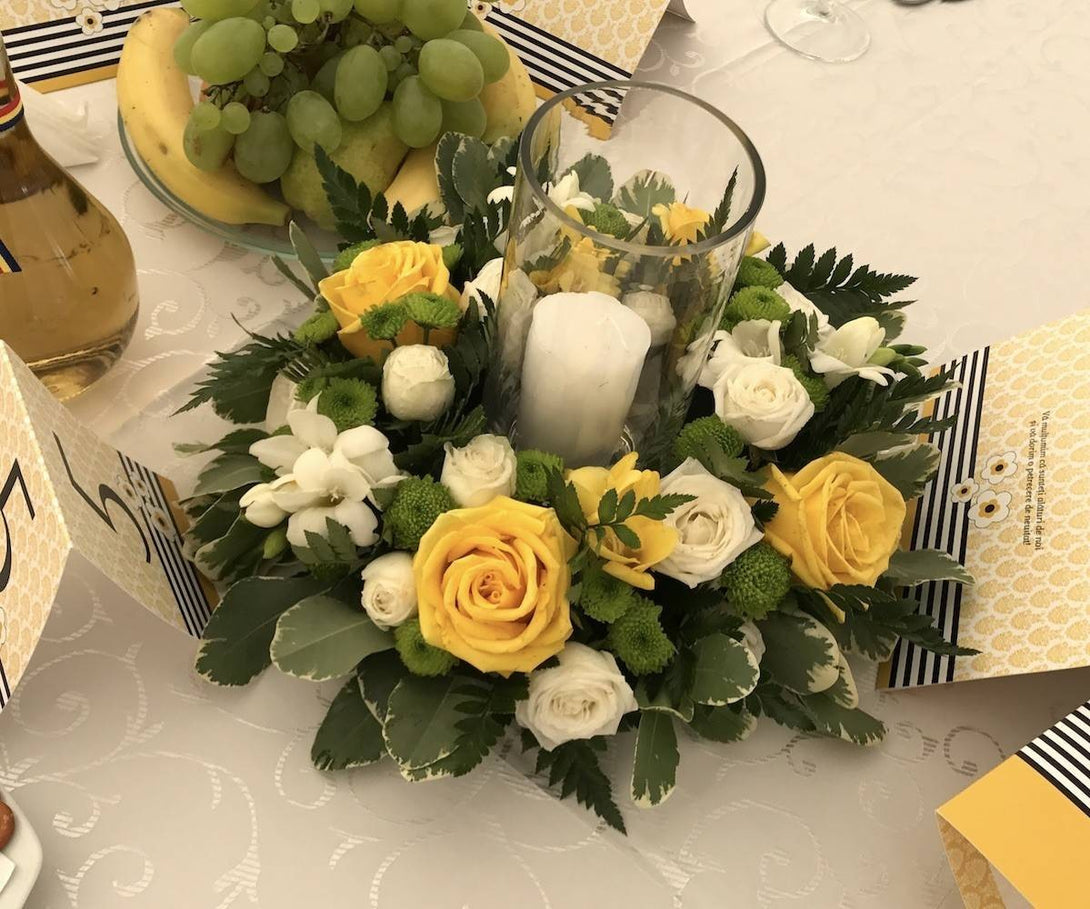 Aranjament masa nunta invitati trandafiri galbeni si frezii albe