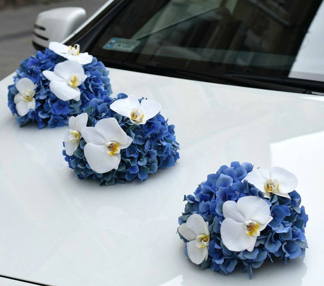 Aranjament masina hortensie albastra si phalaenopsis