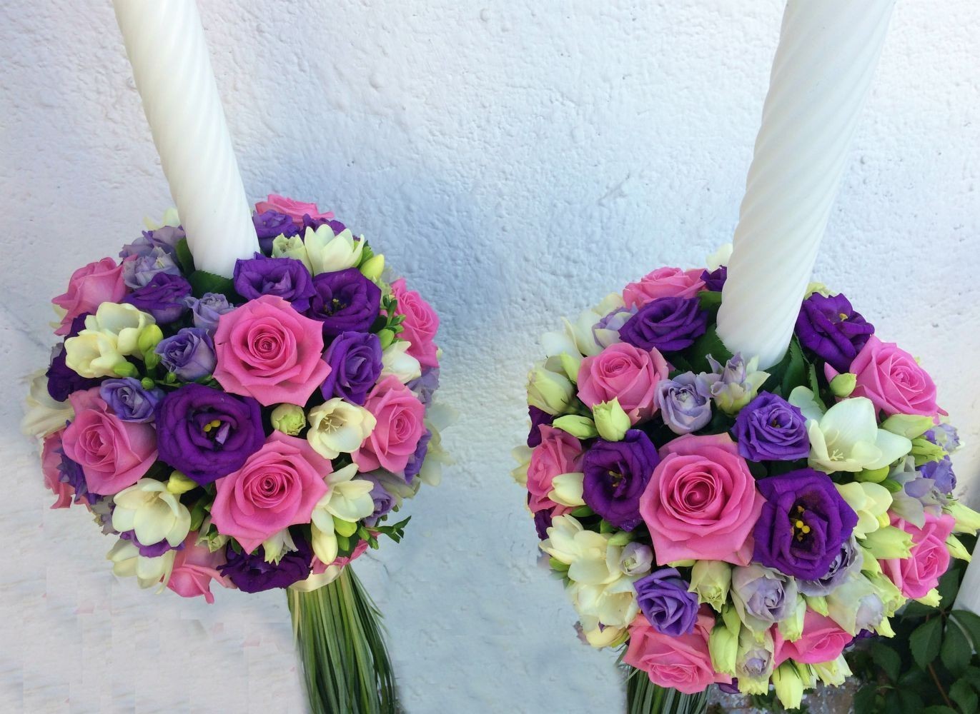 Lumanari de nunta cu trandafiri aqua, lisianthus mov si frezii albe