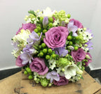 Buchet mireasa trandafiri mov si ornithogalum