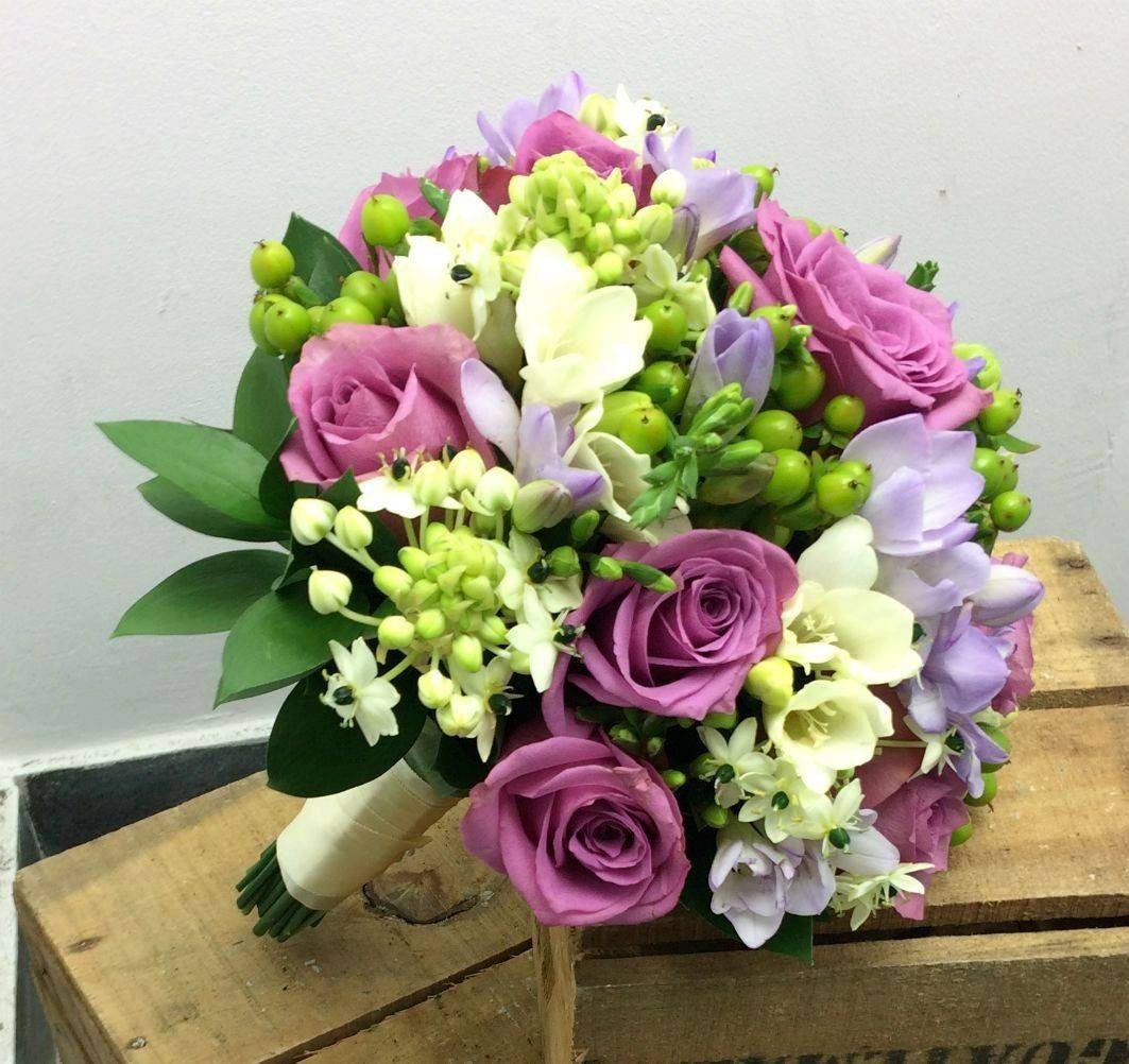 Buchet mireasa trandafiri mov si ornithogalum