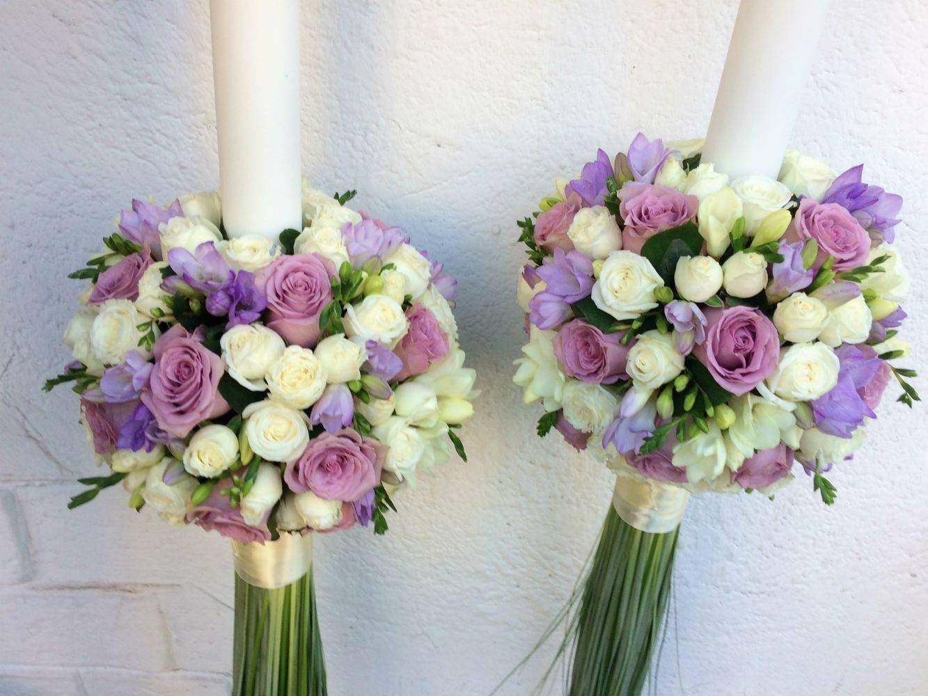 Lumanari nunta trandafiri mov, frezii lila si minirose