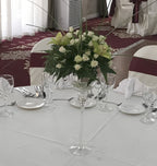 Aranjament de masa din minirose crem si orhidee verde