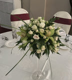 Aranjament de masa din minirose crem si orhidee verde