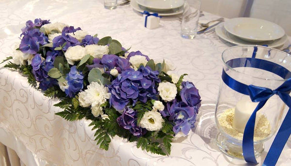 Aranjament prezidiu masa mirilor hortensie albastra si lisianthus