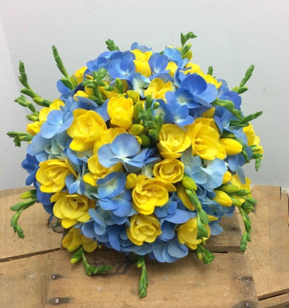Buchet cununie frezii galbene si hortensie albastra