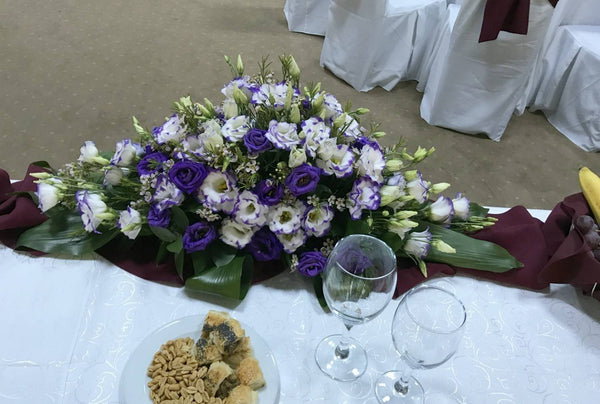 Aranjament masa prezidiu nunta lisianthus  mov si wax flower