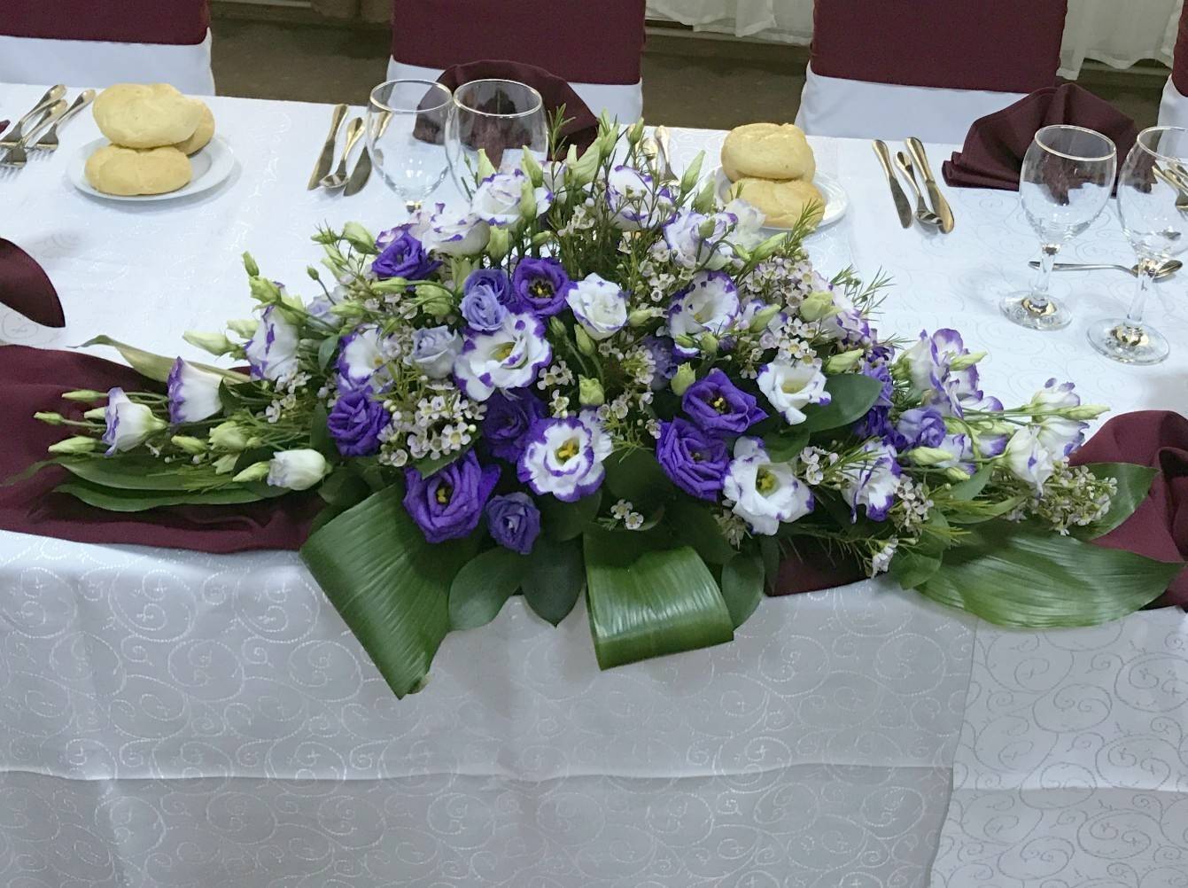 Aranjament masa prezidiu nunta lisianthus  mov si wax flower