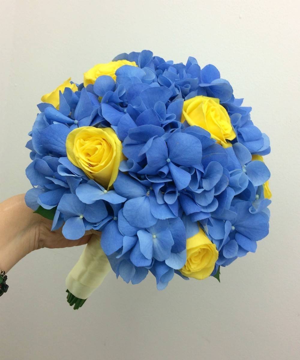 Buchet mireasa hortensie albastra si trandafiri galbeni