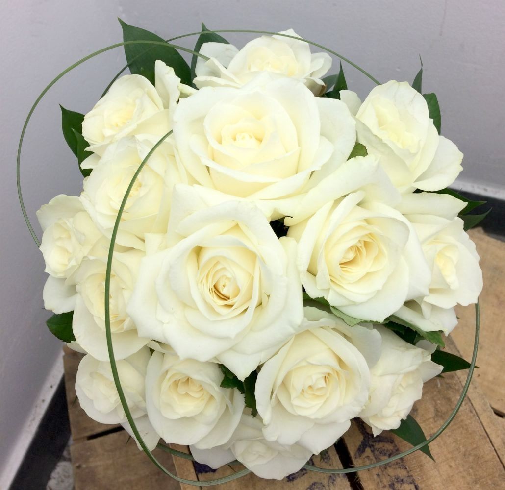 Buchet de mireasa din 15 trandafiri albi, cu ruscus si beargrass