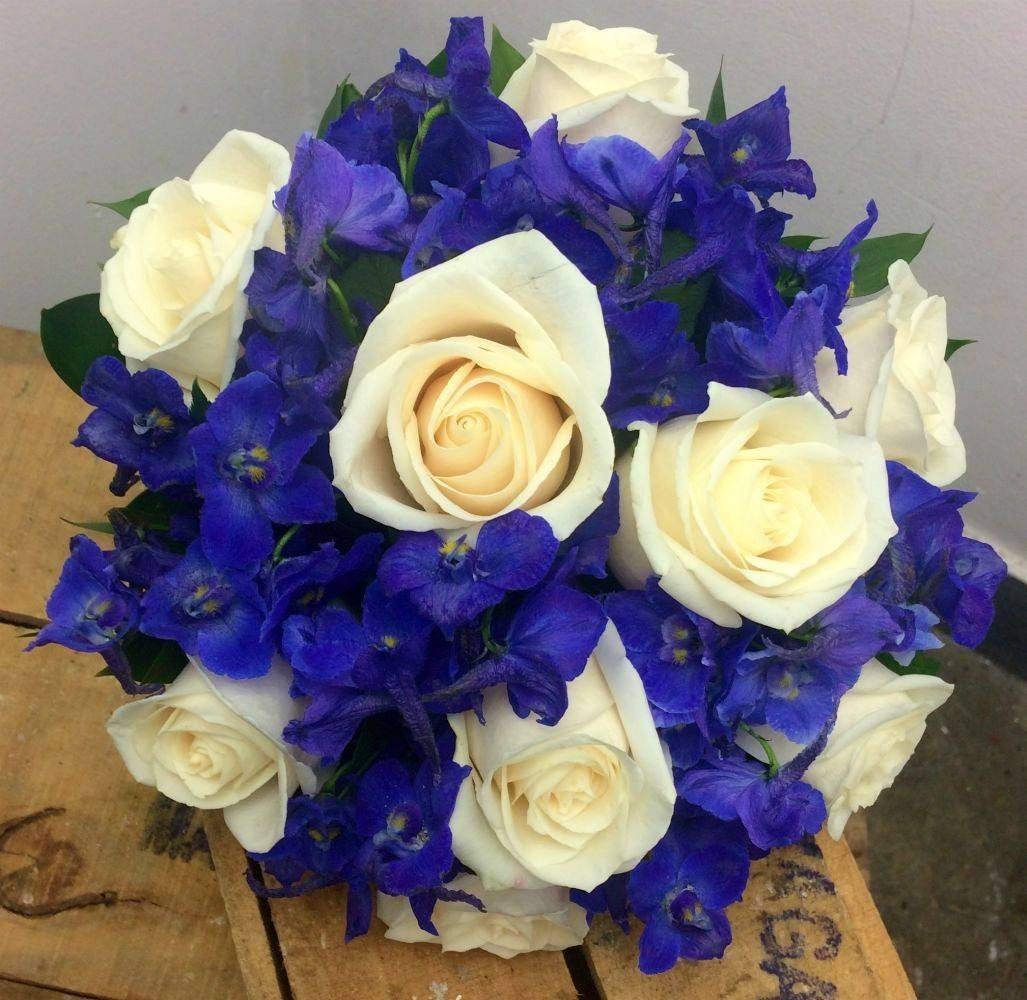 Buchet mireasa albastru delphinium si trandafiri crem