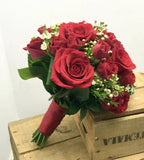 Buchet cununie rosu minirose, trandafiri si wax flowers