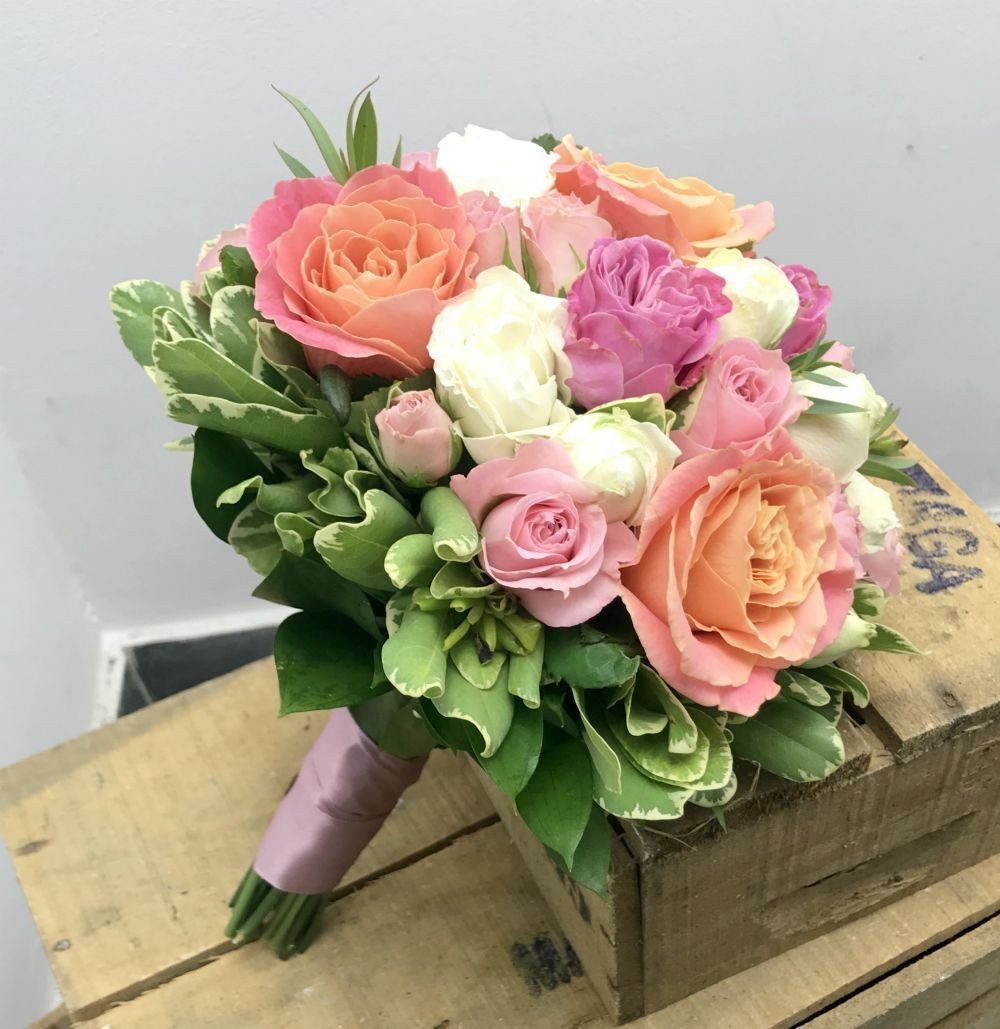 Buchet de cununie cu trandafiri, minirose si pittosporum