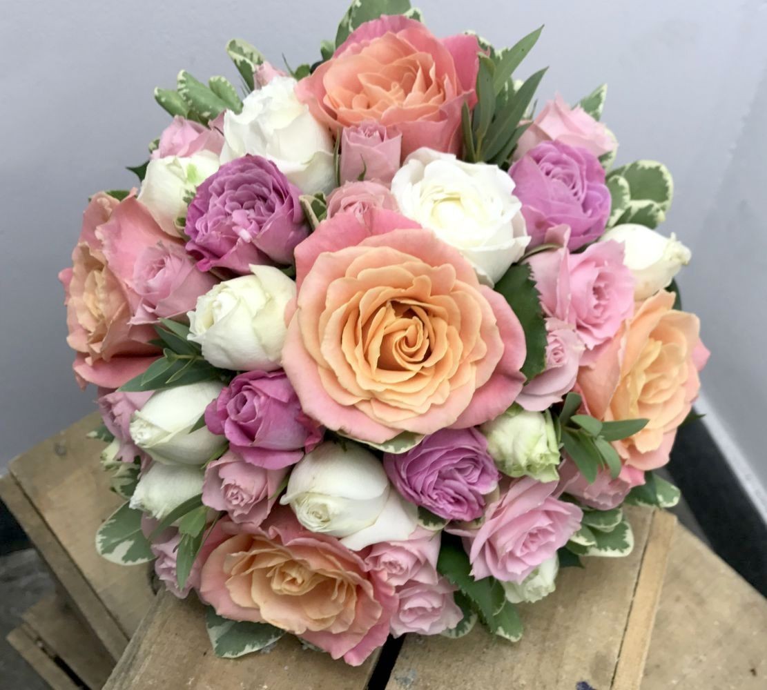 Buchet de cununie cu trandafiri, minirose si pittosporum