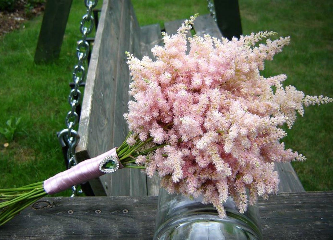 Buchet de mireasa rustic din astilbe roz