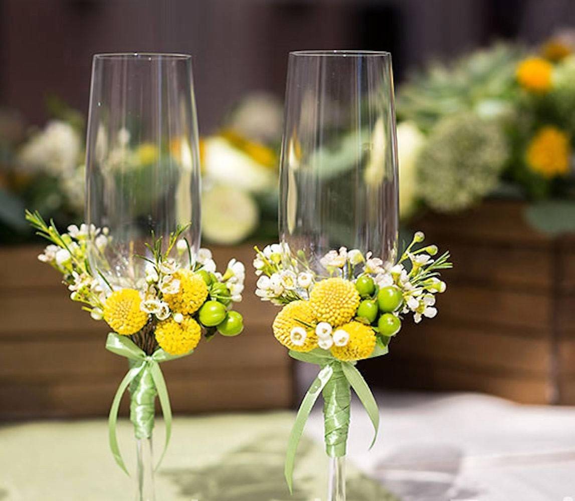 Pahare miri decorate cu hypericum, craspedia si wax flowers