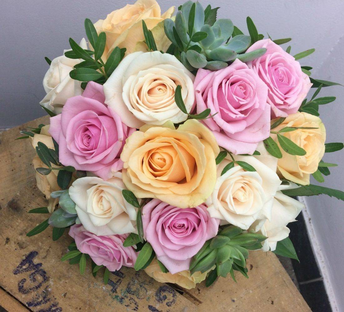 Buchet cununie pastel trandafiri si plante suculente