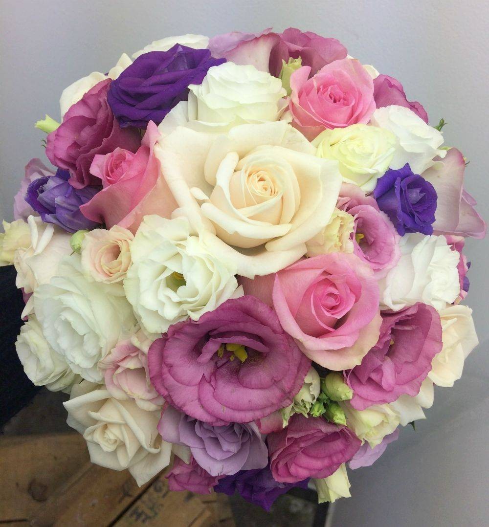 Buchet mireasa in culori pastel - lisianthus si trandafiri