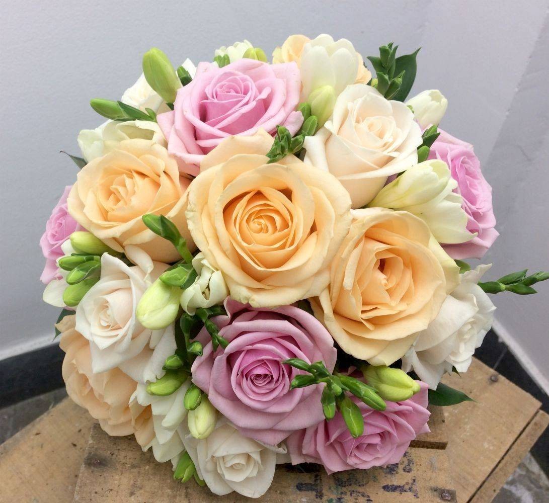 Buchet mireasa trandafiri pastel si frezii albe