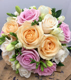 Buchet mireasa trandafiri pastel si frezii albe