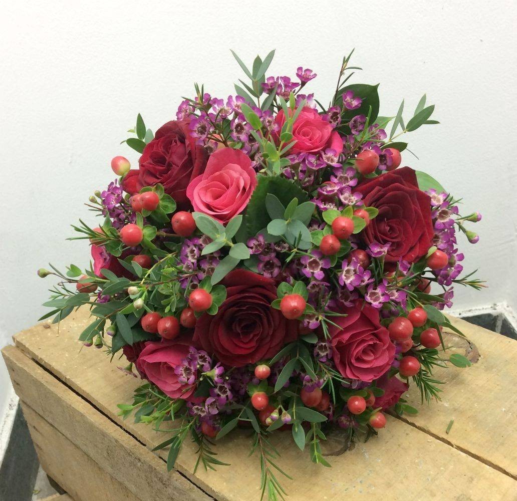 Buchet de mireasa din trandafiri, hypericum si wax flowers