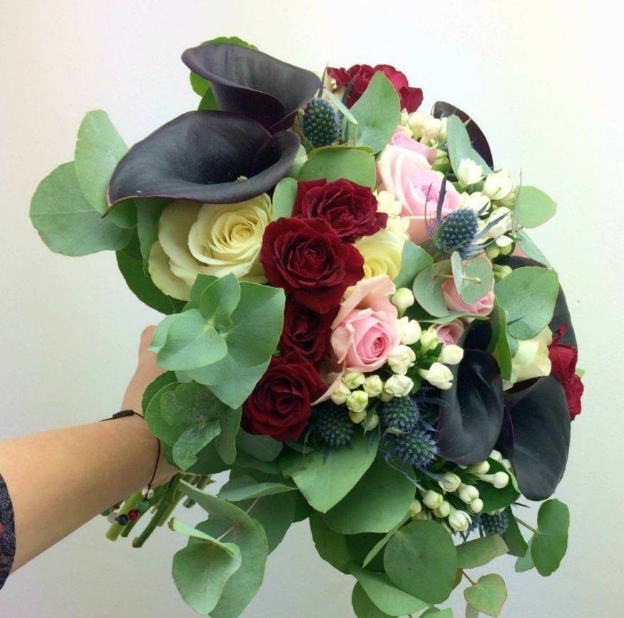 Buchet cununie spectaculos cale, trandafiri si bouvardia