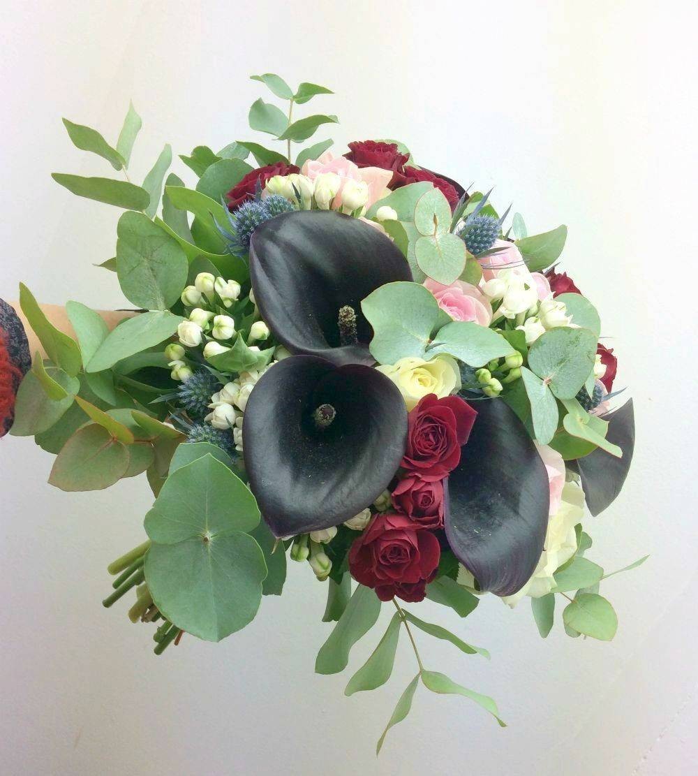 Buchet cununie spectaculos cale, trandafiri si bouvardia