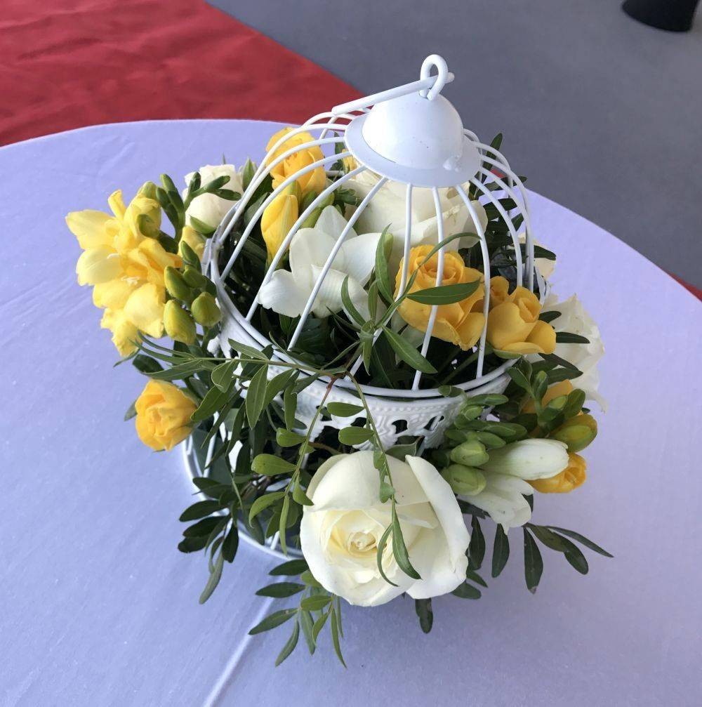 Aranjament masa colivie nunta invitati, cu frezii si minirose galbene