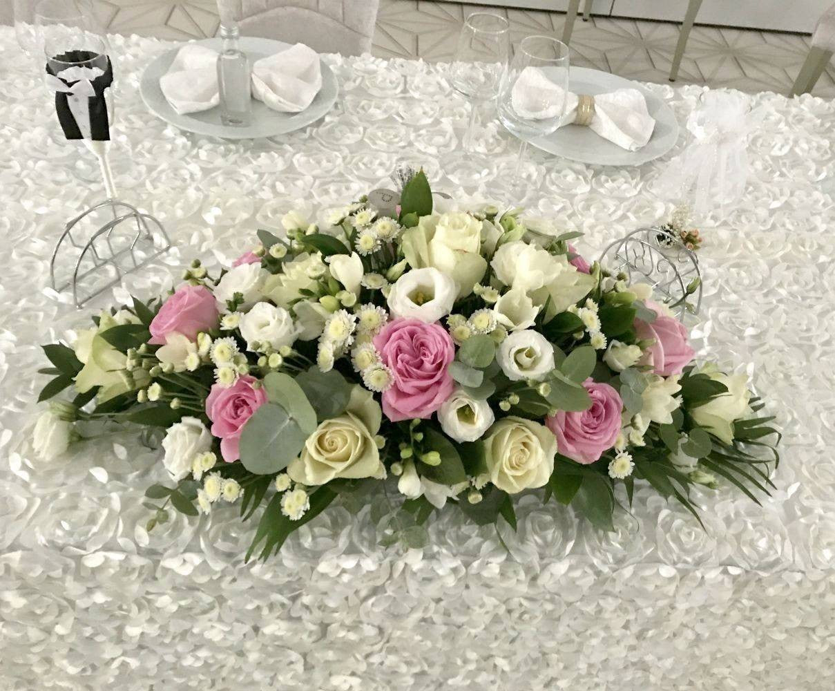 Aranjament floral masa mirilor, prezidiu - trandafiri roz, livrare Bucuresti!
