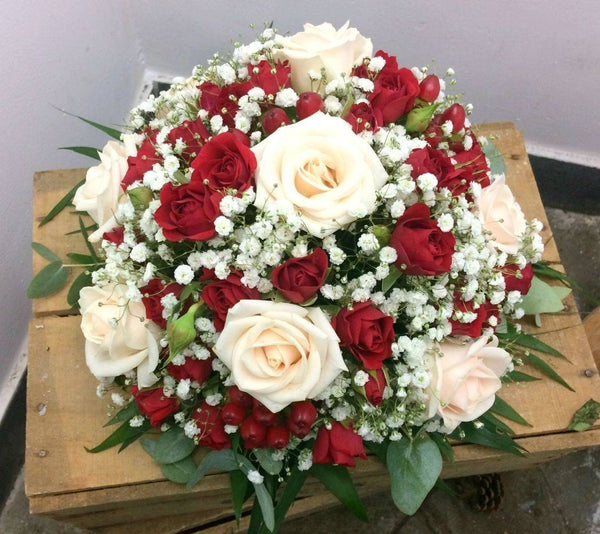 Aranjament masa nunta invitati trandafiri crem si minirose grena