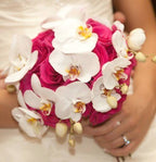 Buchet cununie cu trandafiri ciclam si orhidee phalaenopsis