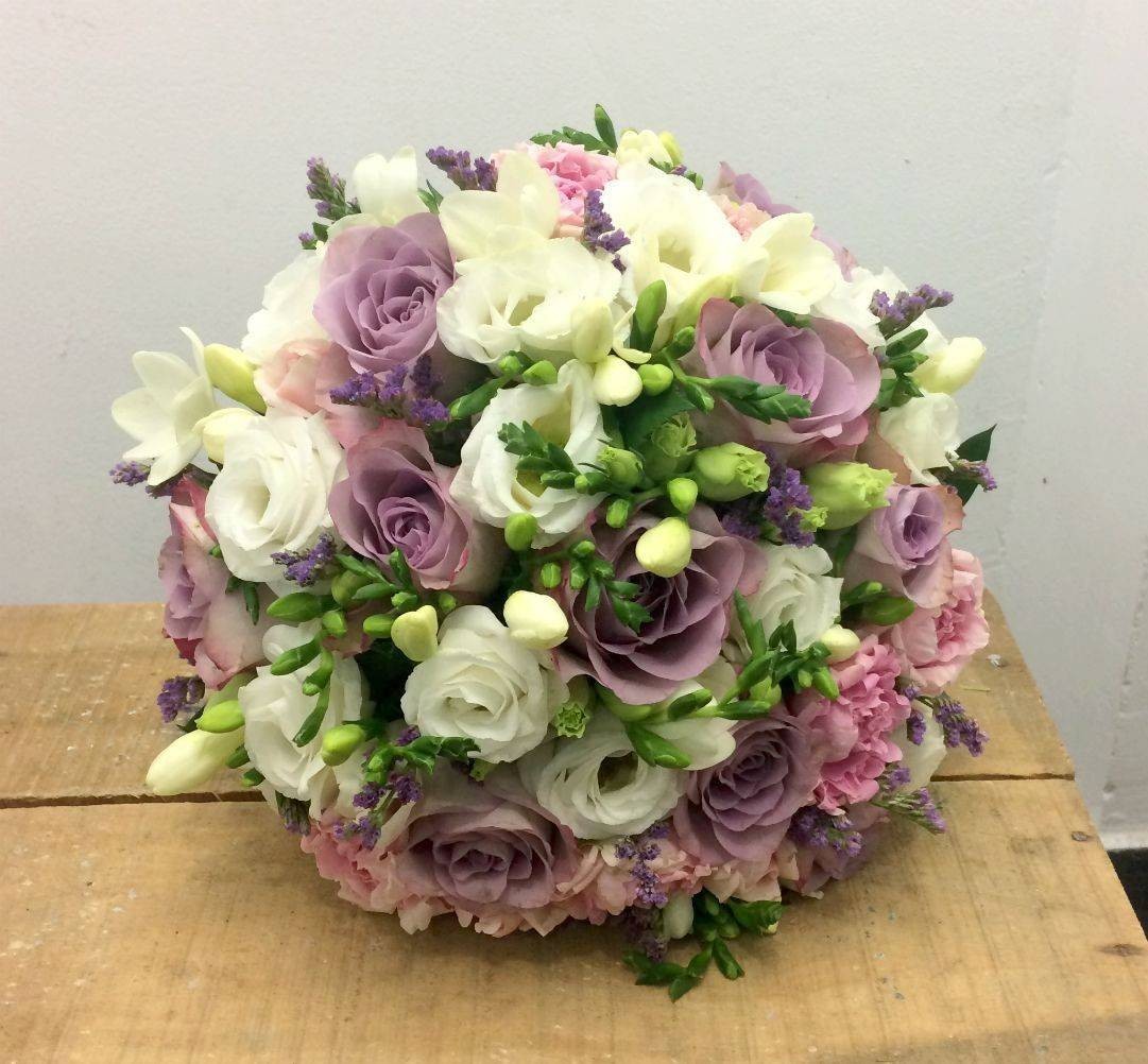 Buchet mireasa trandafiri mov, frezii si minirose - modele deosebite