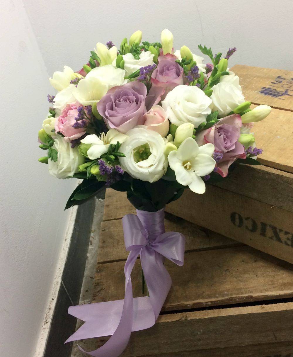 Buchet mireasa trandafiri mov, frezii si minirose - modele deosebite