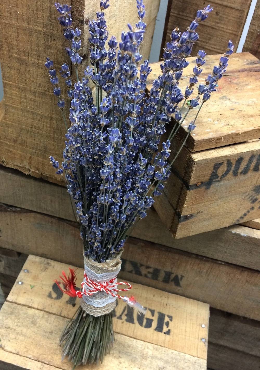 Buchetel din flori de lavanda si snur de martisor, la cel mai bun pret online!