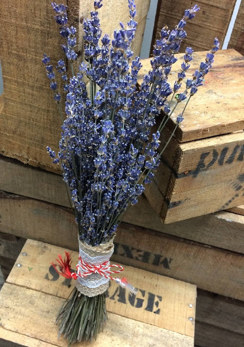 Buchetel din flori de lavanda si snur de martisor, la cel mai bun pret online!