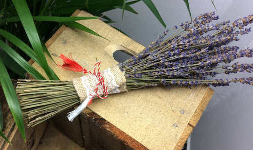 Buchetel din flori de lavanda si snur de martisor, la cel mai bun pret online!