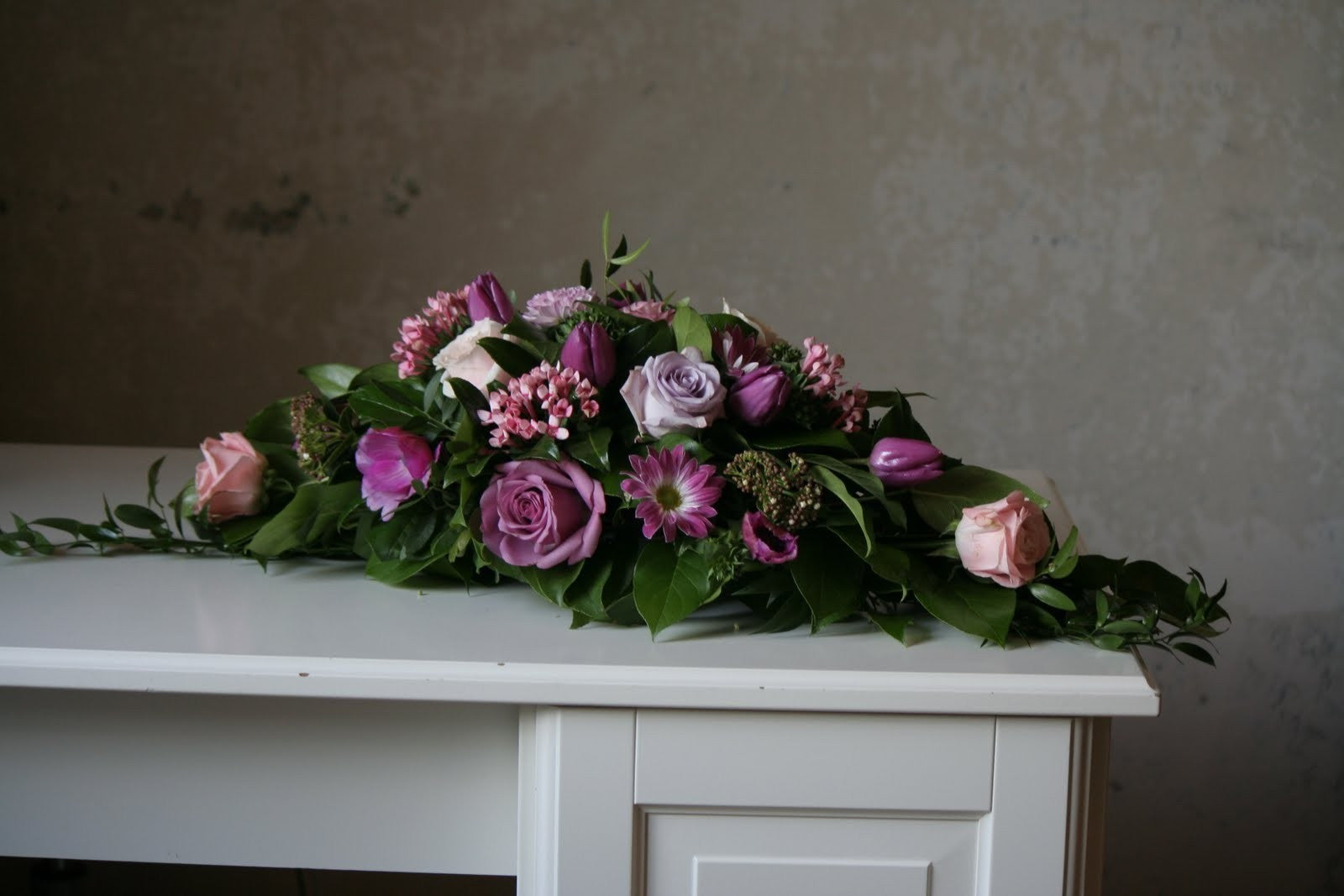 Aranjament floral cu trandafiri, lalele si crizantema