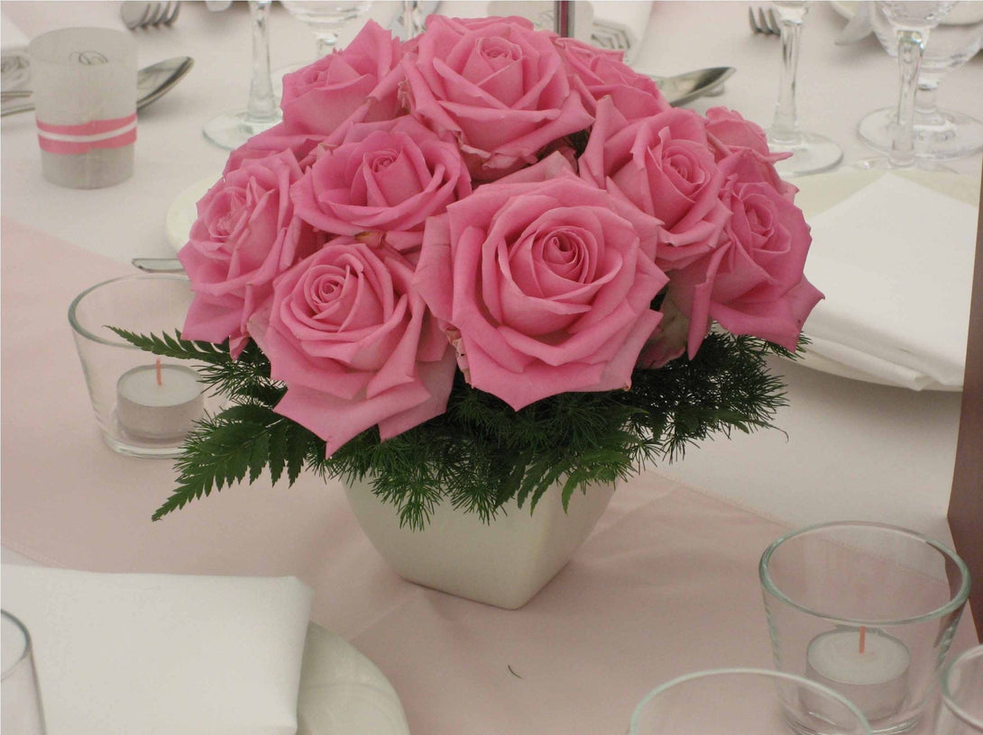 Aranjament floral de masa din trandafiri roz