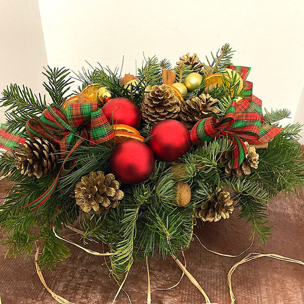 Christmas arrangement with fir tree, cinnamon and balls