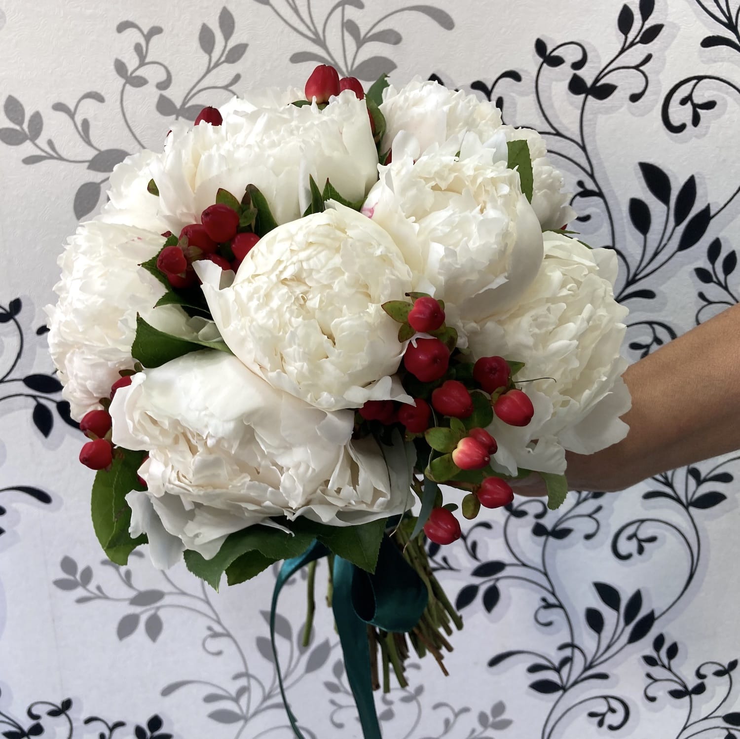 Buchet mireasa bujori si hypericum