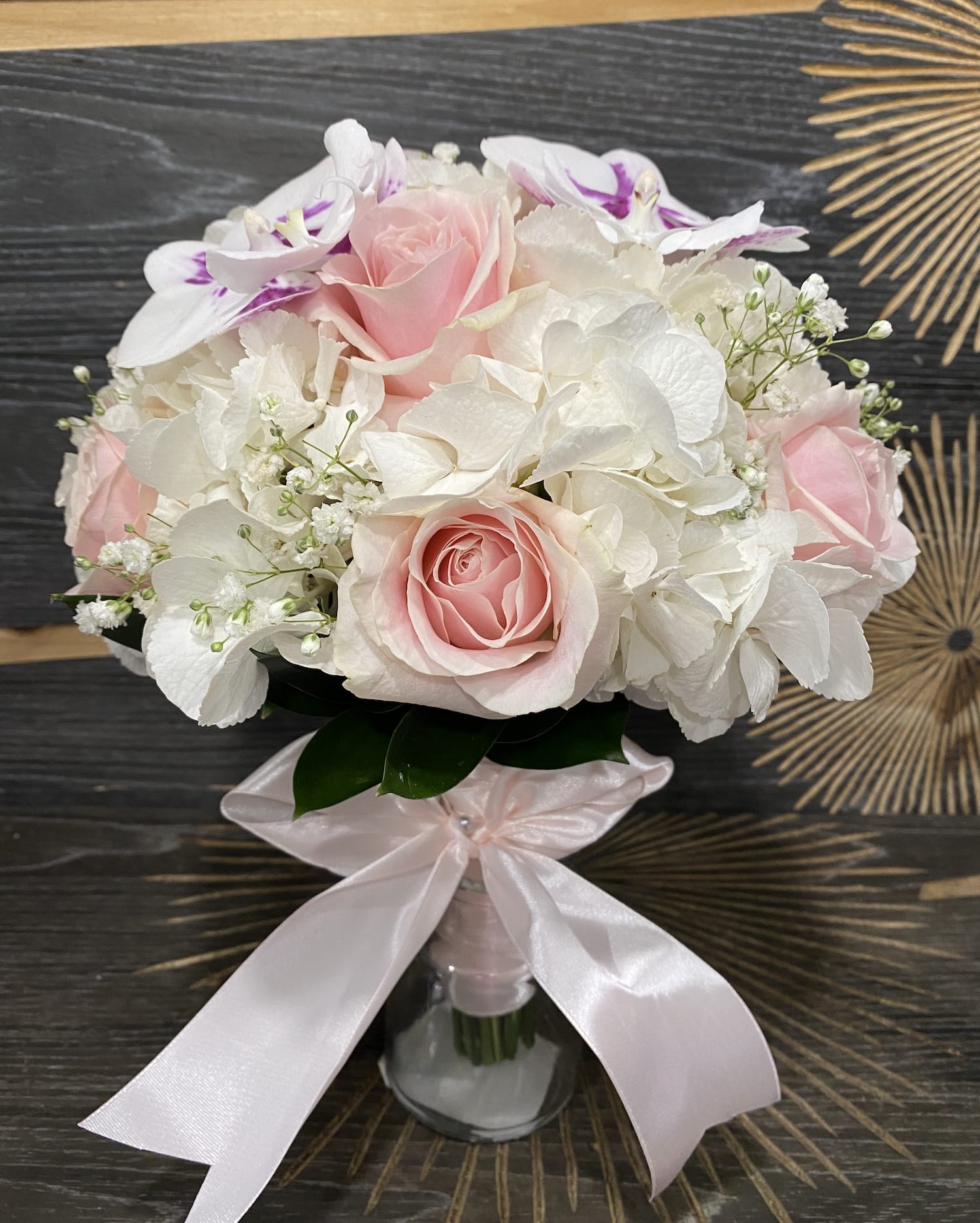 Buchet cununie hortensie alba si trandafiri roz