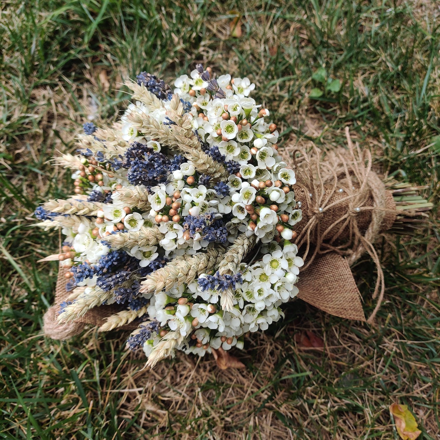 Buchet cununie rustic cu spice de grau si wax flowers