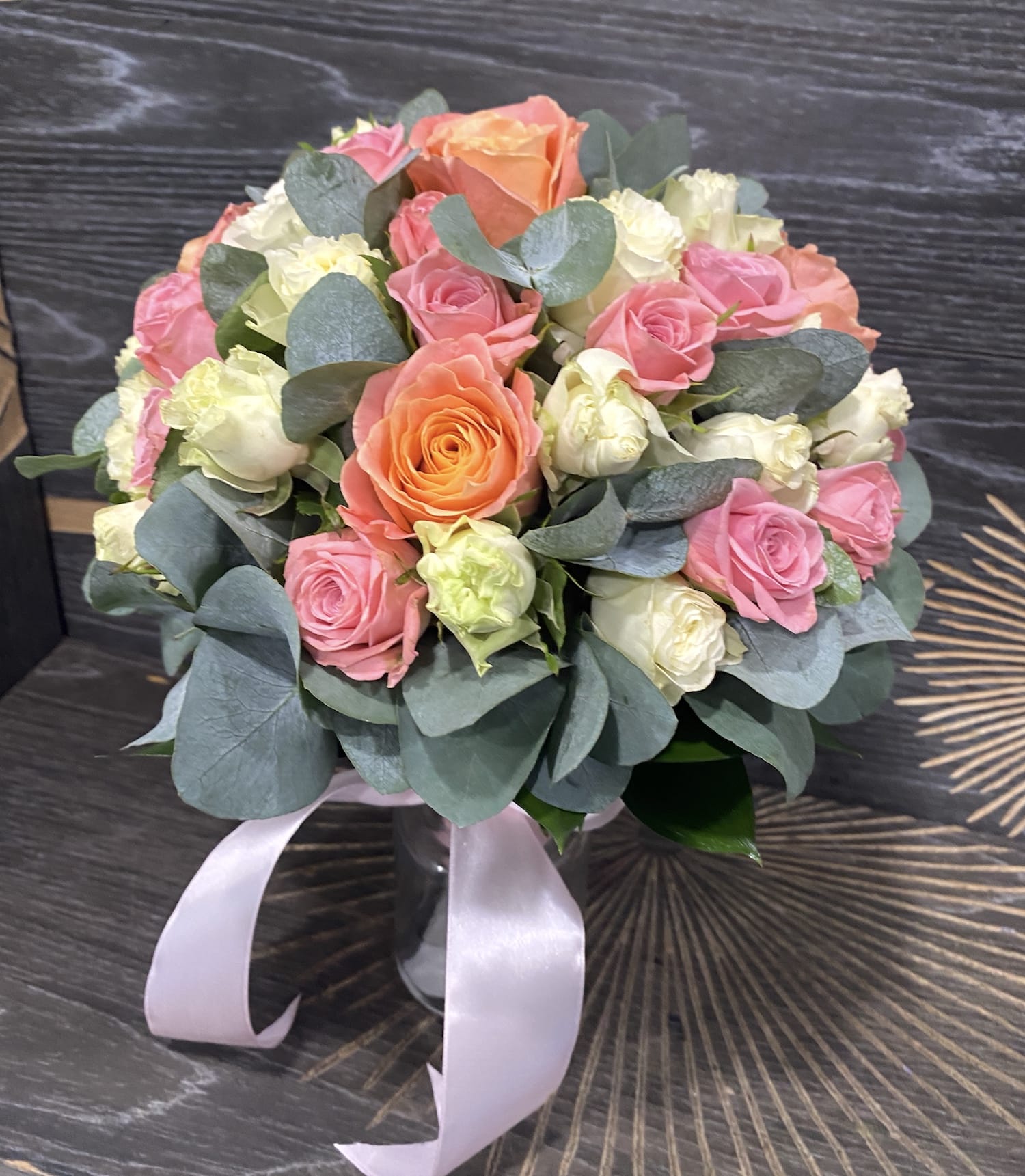 Buchet de cununie cu trandafiri si eucalipt