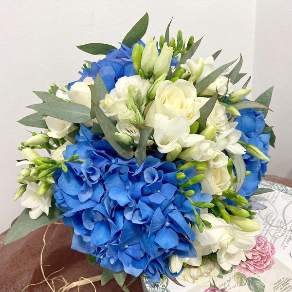 Buchet de mireasa albastru cu hortensie, trandafiri si frezie