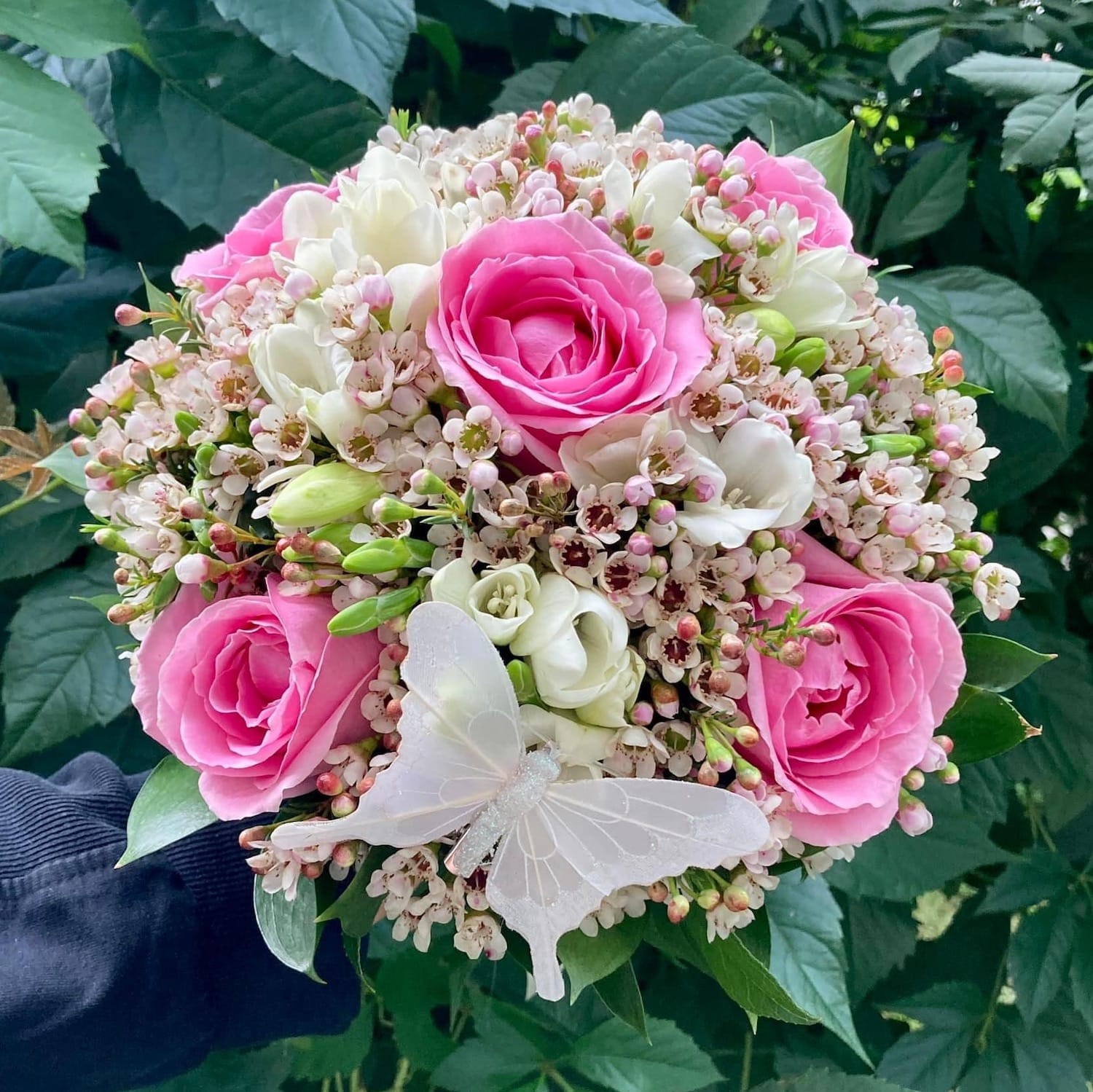 Buchet de mireasa cu frezii si trandafiri roz