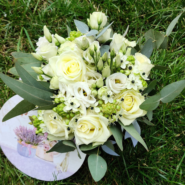 Bridal bouquet of roses, ornithogalum and white lisianthus
