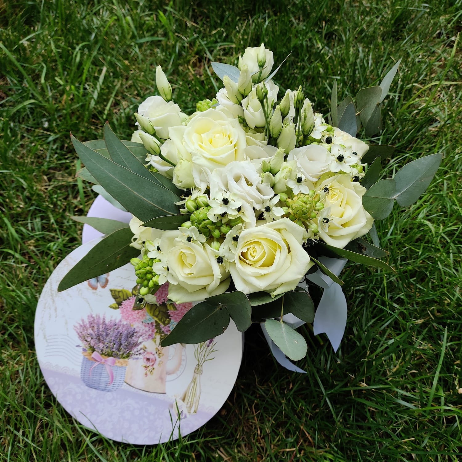 Bridal bouquet of roses, ornithogalum and white lisianthus